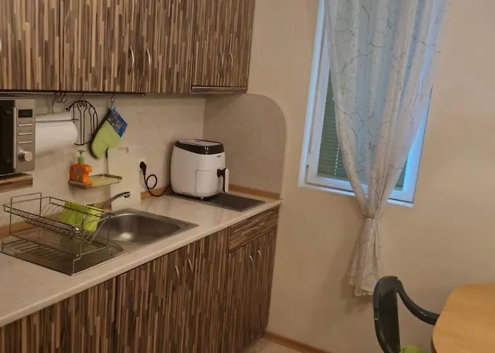 Charming 2-bed With Ac, 5 Mins From Slantschew brjag